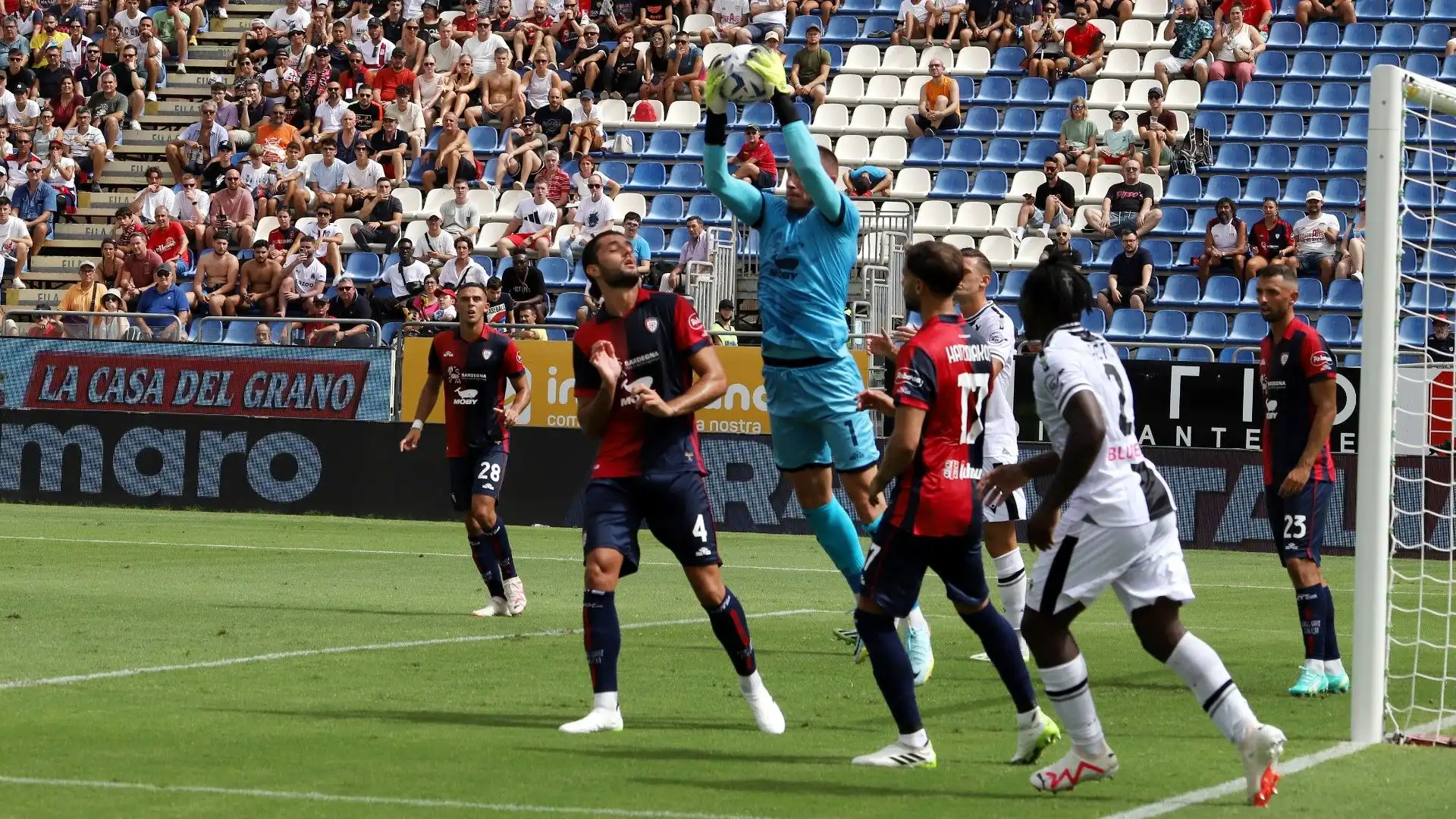 0 gol, 1 espulsione: le foto di Cagliari-Udinese
