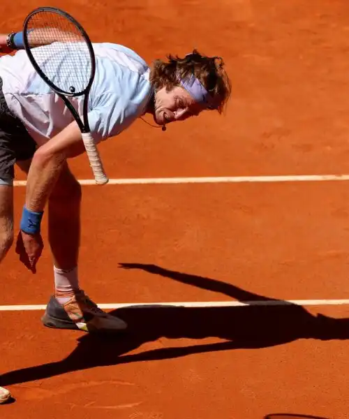 A Madrid Andrey Rublev perde racchetta e partita: le foto