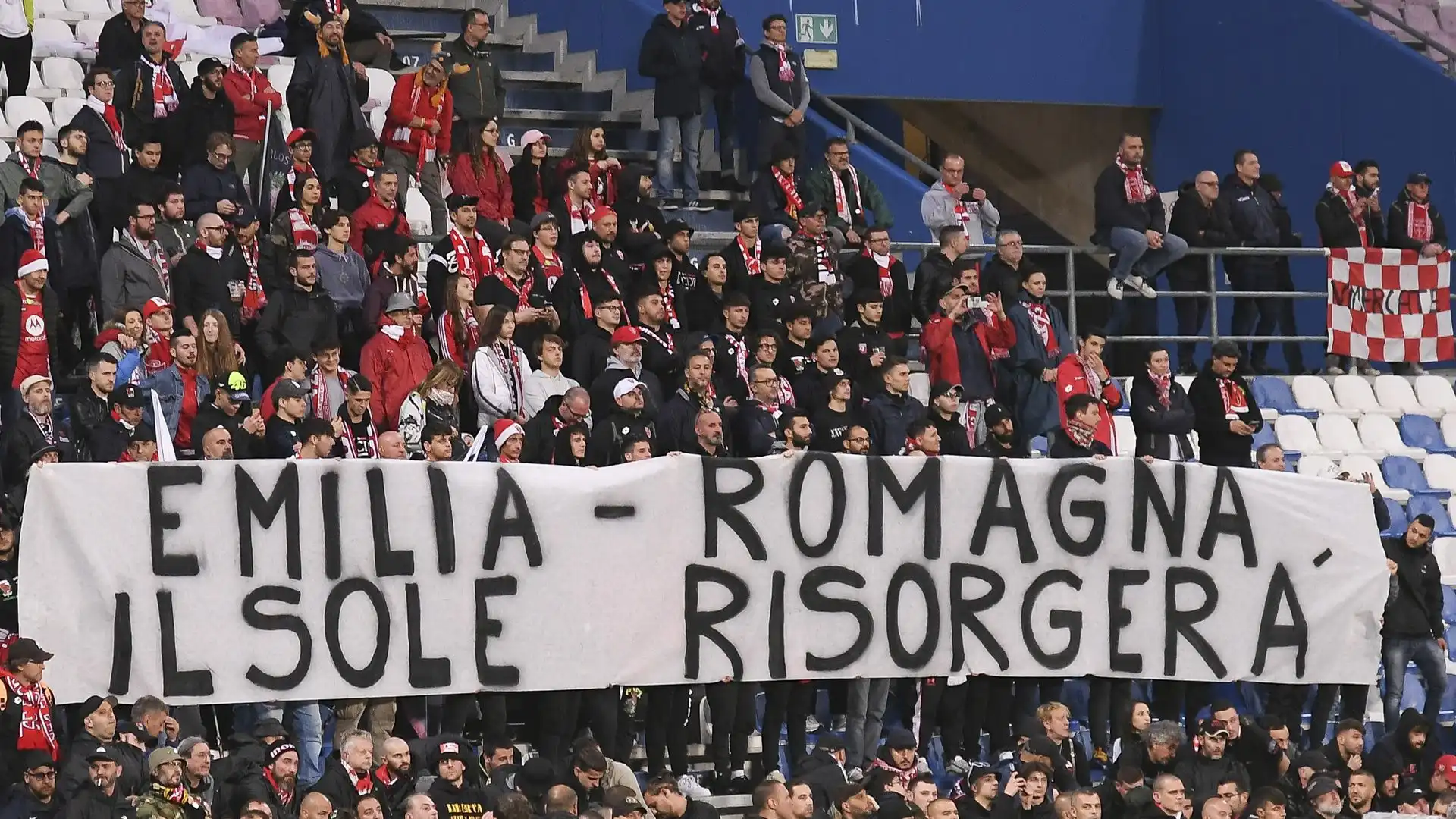 Uno striscione dai contenuti molto importanti retto dai tifosi del Monza a Reggio Emilia