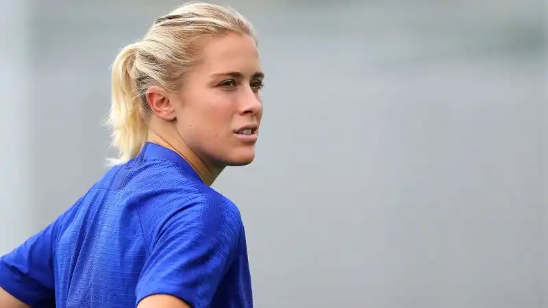 Abby ha iniziato la carriera da calciatrice professionista con i colori dei Los Angeles Blues
