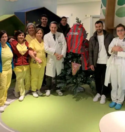 La Cremonese porta un sorriso in Pediatria