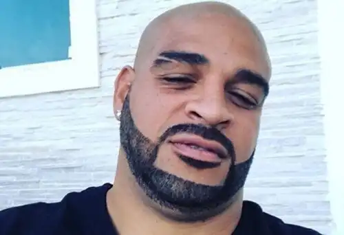 Riecco Adriano, il suo aspetto scatena i social