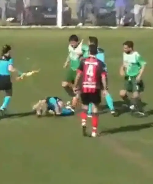 Folle aggressione a un arbitro donna