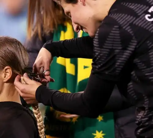 Aivi Luik super: la calciatrice si fa rasare per la ricerca sul tumore al cervello. Le foto