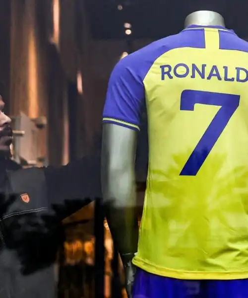 Al Nassr, grande festa per Cristiano Ronaldo. Le foto delle prime maglie vendute