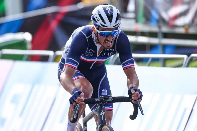 Julian Alaphilippe, clamoroso bis iridato in solitaria nelle Fiandre