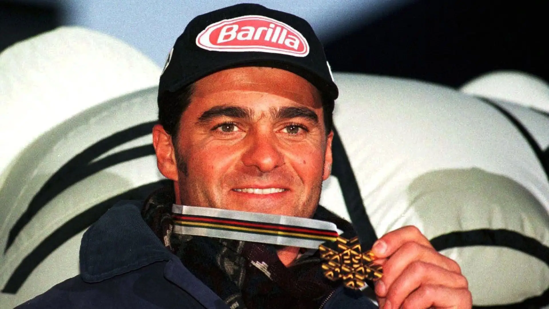 Il sorriso contagioso di Alberto Tomba ha conquistato il cuore di fan di tutto il mondo
