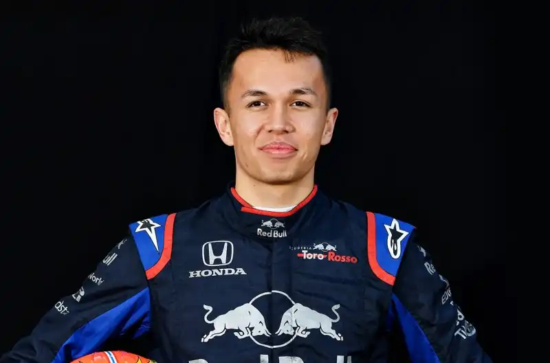 Alex Albon prende il posto di George Russell