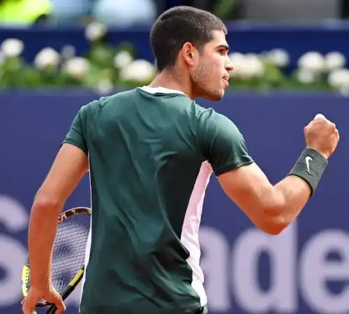 Carlos Alcaraz, bordata a Stefanos Tsitsipas dopo il successo sul campo