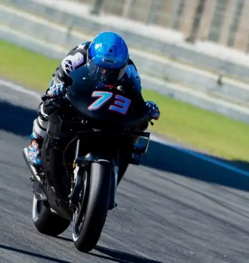 Viñales avanti a metà giornata, cadono i Marquez