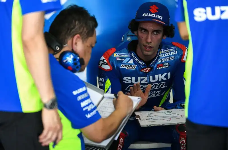 I primi riscontri crnometrici hanno visto nelle prime dieci posizioni anche tre piloti italiani. Petrucci, su Ducati, davanti a Rossi e al suo compagno di squadra Dovizioso.