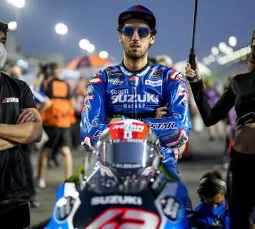 Alex Rins prova a consolare Maverick Viñales