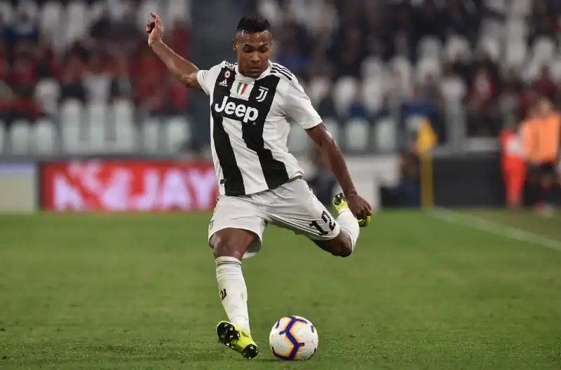 Alex Sandro rinnova con la Juventus