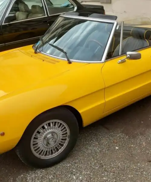 Alfa Romeo spider, le foto di un’affascinante signora in giallo