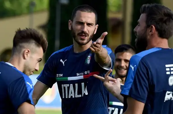 Sale l'attesa per l'esordio dell'Italia che lunedì affronterà il Belgio a Lione, Conte e i giocatori della nazionale hanno preparato al meglio la campagna europea a Coverciano.