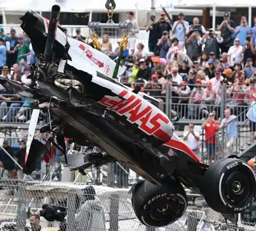 Allucinante a Monte Carlo: si spezza in due la Haas di Mick Schumacher, illeso il pilota