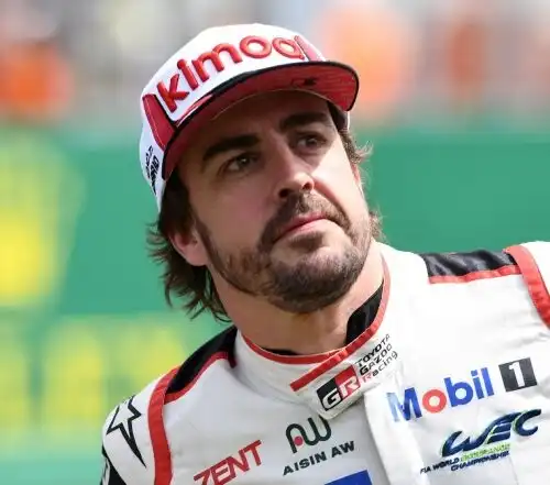 Fernando Alonso investito mentre era in bici: si temono fratture