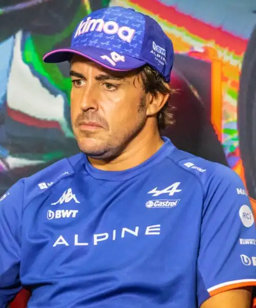 F1, dura penalità per Alonso che esce dalla zona punti