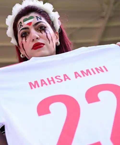 La protesta choc della tifosa dell’Iran in ricordo di Mahsa Amini: le foto