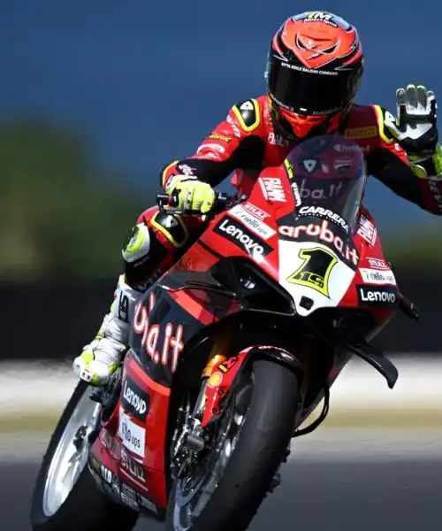 Superbike, Alvaro Bautista vince gara-1 in Australia: quarto Locatelli