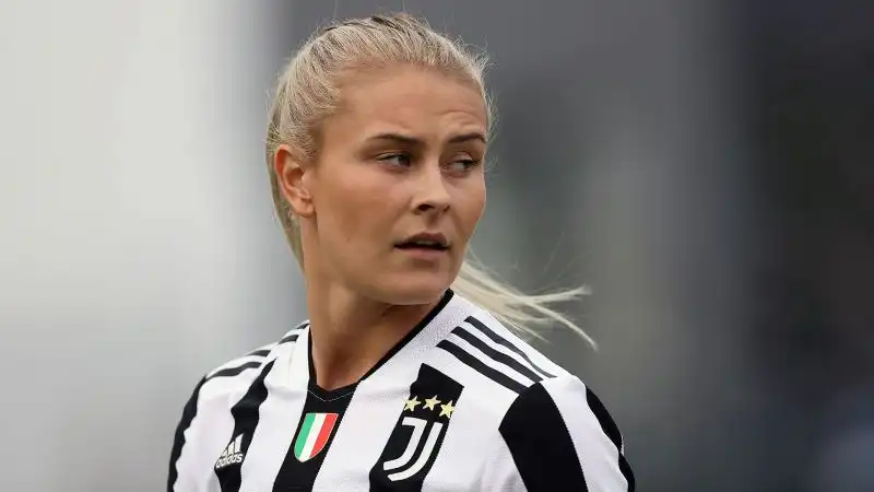 La calciatrice è nata a Stoccolma il 7 agosto 1998
