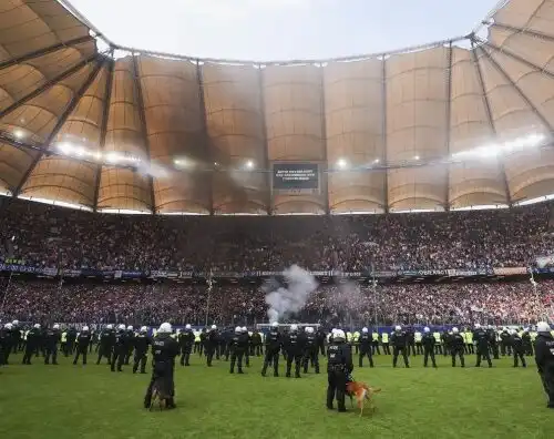 L’Amburgo retrocede dopo 55 anni: la furia dei tifosi
