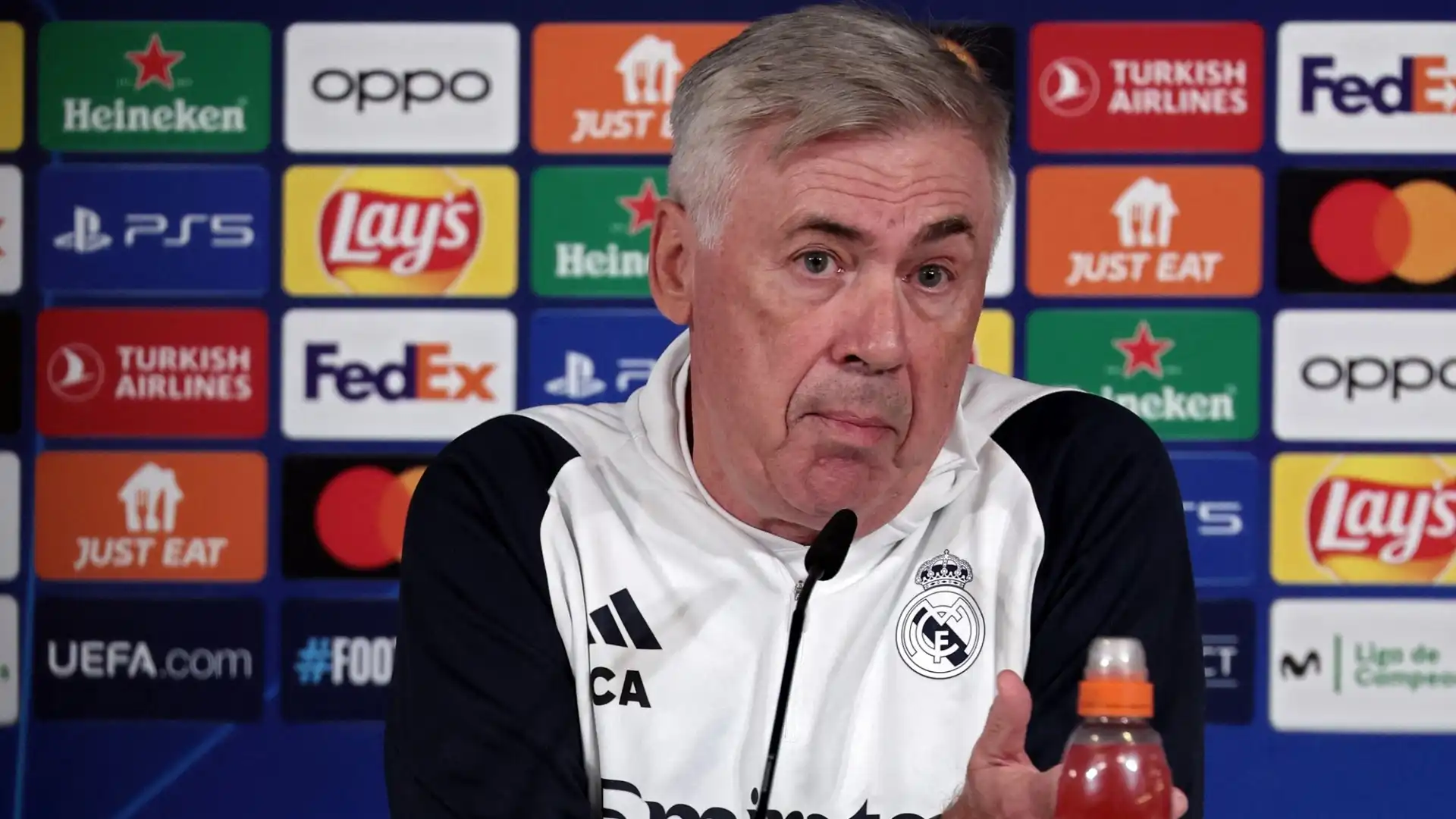 Il tecnico del Real Madrid Carlo Ancelotti ha risposto duramente a Gerard Piqué in conferenza stampa