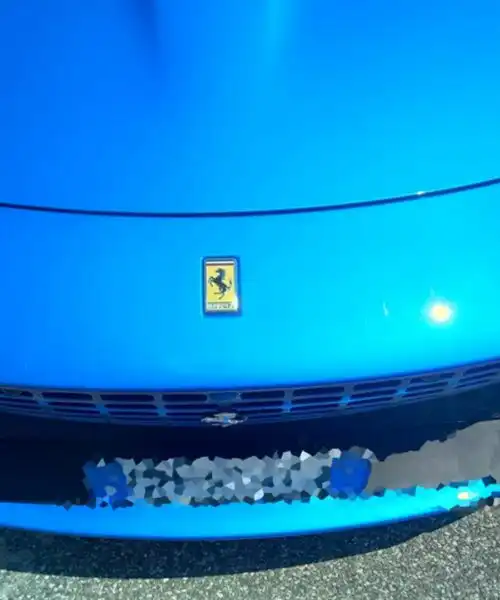 Anche in blu la Ferrari non perde il suo fascino: le foto
