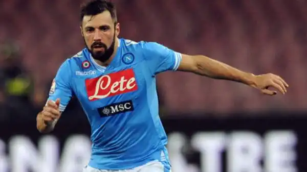 Nel gennaio 2010 viene acquistato dal Napoli per 3,7 milioni di euro, firmando un contratto da 1,2 milioni a stagione.