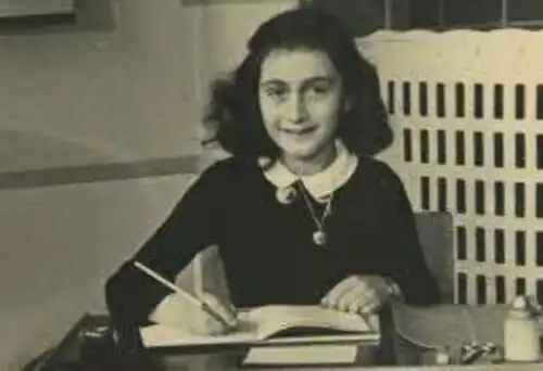 La serie A porta in campo il diario di Anna Frank