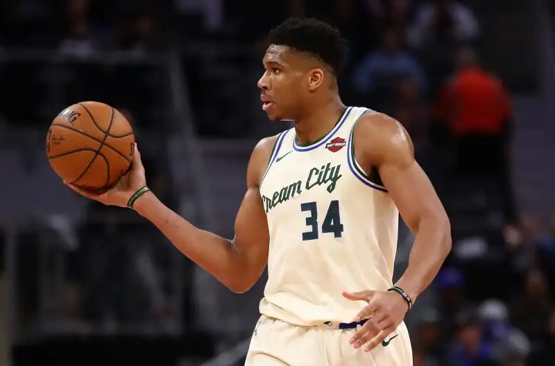 NBA, il ruggito di Antetokounmpo