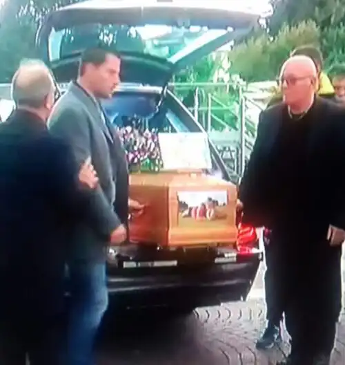 Commozione al funerale di Sara Anzanello