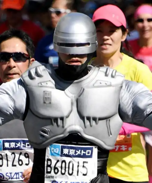 I bizzarri corridori della maratona di Tokyo: le foto