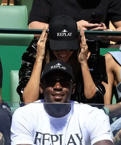Usain Bolt scherza con Melissa Satta e Cindy Bruna in tribuna a Monte Carlo: le foto