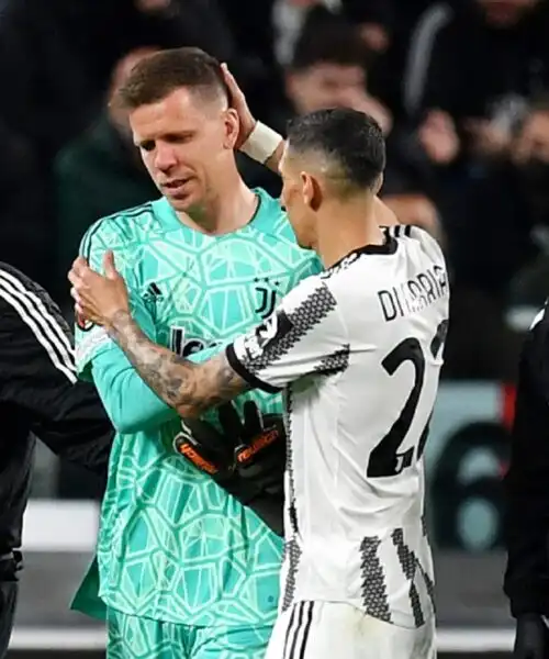 Juve, Szczesny sente un dolore al petto e lascia in lacrime il campo: le foto