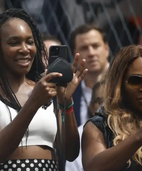 Venus e Serena Williams emozionate come i fan in griglia di partenza a Miami: le foto