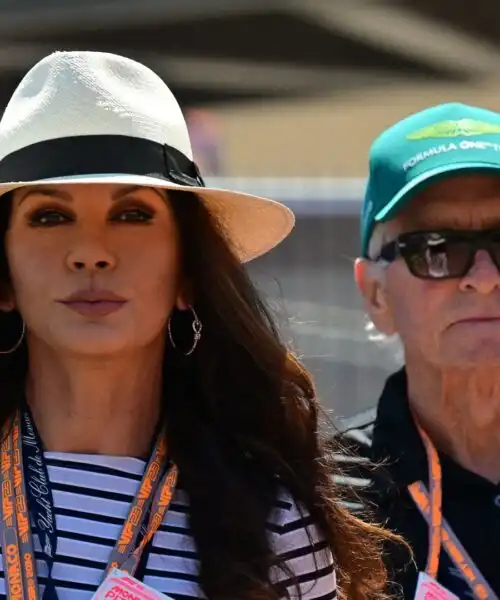 Michael Douglas e Catherine Zeta-Jones tifosi speciali di Fernando Alonso: le foto