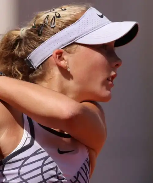 Meravigliosa Mirra Andreeva, prima vittoria a 16 anni al Roland Garros: le foto