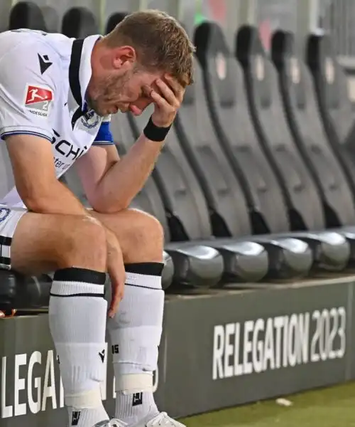 Disordini dei tifosi, il capitano dell’Arminia Bielefeld scoppia in lacrime: le foto