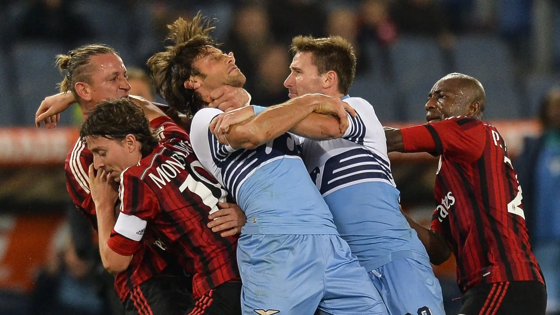 Dieci tra i più famosi scontri in campo e in panchina nel calcio, dalla presa da wrestling di Mexes alla rissa totale in Valencia-Inter