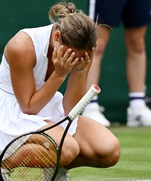 L’ucraina Marta Kostyuk in lacrime dopo la vittoria a Wimbledon: le foto