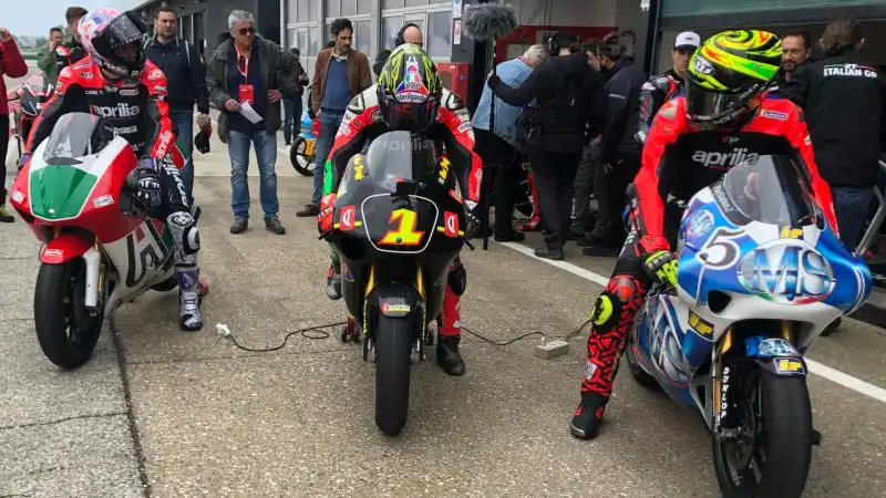 Grande festa di Aprilia al circuito di Misano con i piloti che ne hanno fatto e ne stanno facendo la storia