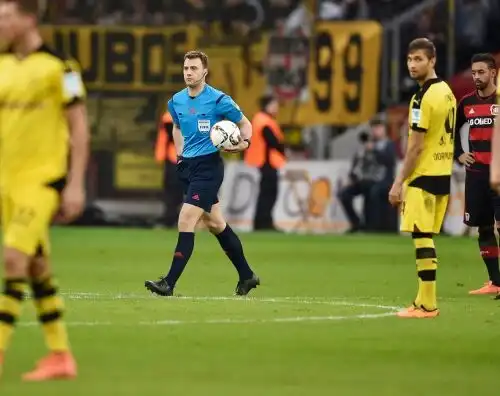 Psicodramma a Leverkusen, l’arbitro lascia il campo