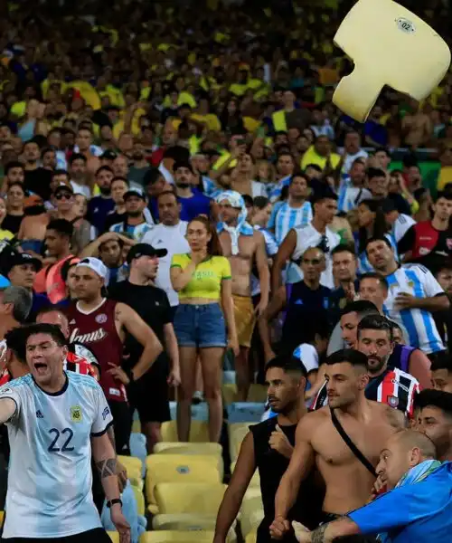 Paura e disordini durante Argentina-Brasile: le immagini