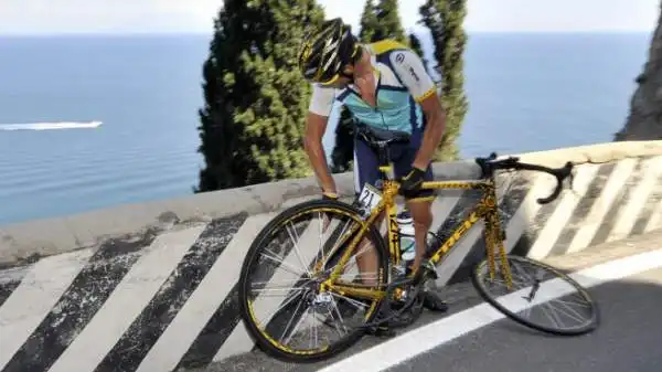 Anche Lance Armstrong è caduto al Giro d'Italia. Era il 29 maggio 2009, nella tappa da Avellino a Vesuvio (Ercolano).