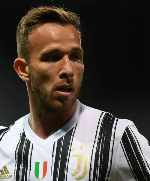 Arthur mette nei guai la Juventus. Le immagini