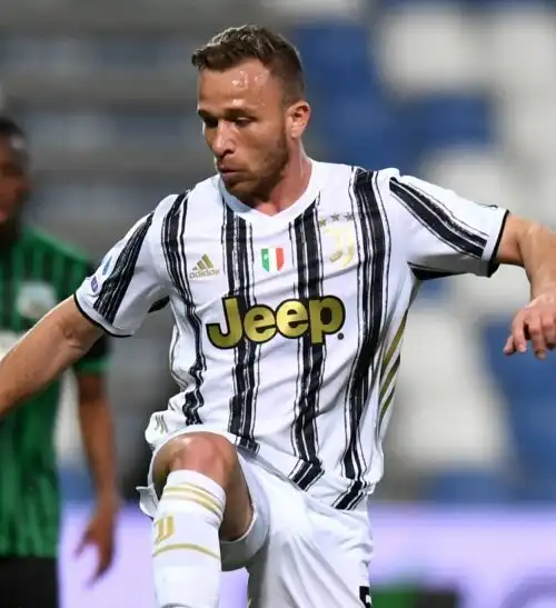 Juventus, spavento per Arthur: incidente in Ferrari