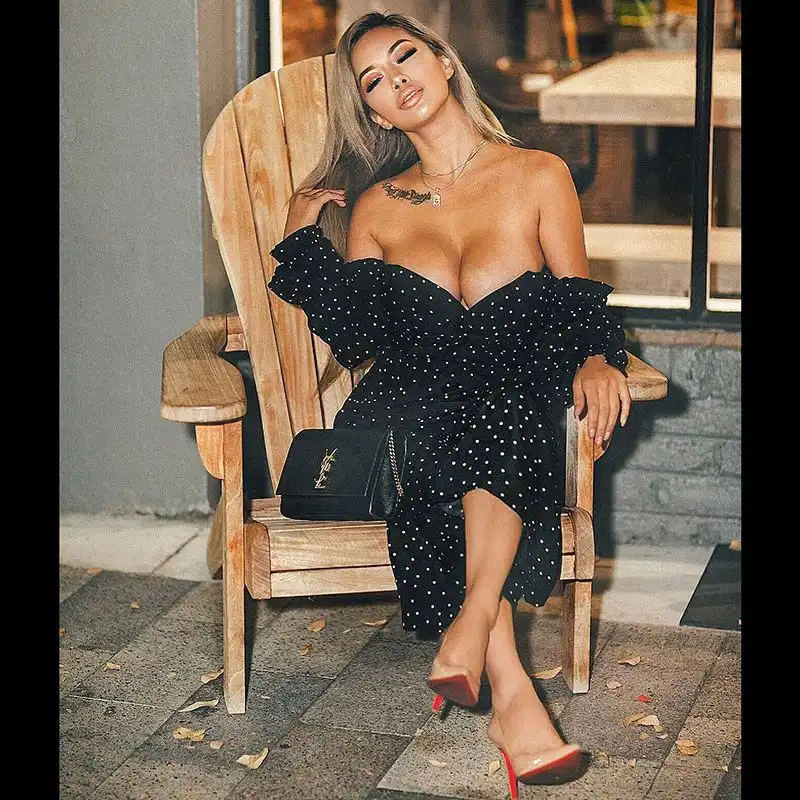 Questa spelndida ragazza di origini filippine suona il piano e balla ogni tipo di danza. Il suo sogno è una Maserati nera con cerchi rosa.