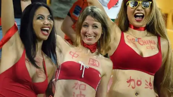 Le tifose si scatenano durante le partite valide per la fase finale della Coppa d'Asia.