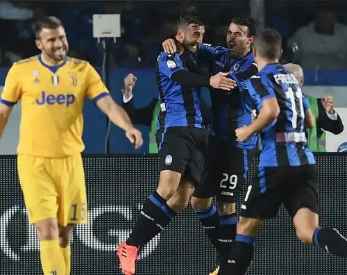 Juventus rimontata dall’Atalanta, Napoli solo in vetta